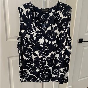 Jones New York Black and White Sleeveless Graphic Blouse